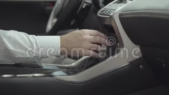 未识别的人坐在车上检查从汽车经销商新购买的汽车汽车陈列室视频的预览图
