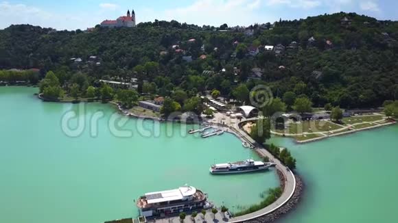 匈牙利提哈尼白天拍摄彩色巴拉顿湖和提哈尼港的4K空中镜头视频的预览图