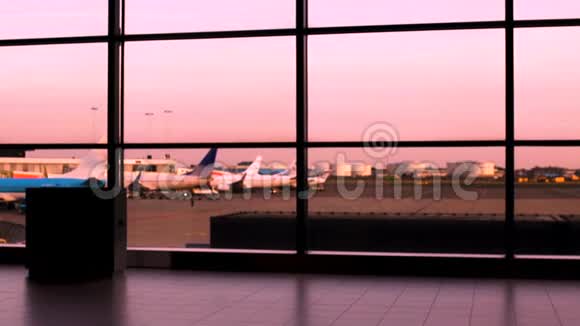 人群的轮廓在机场漫步商务人士和游客匆忙搭飞机视频的预览图