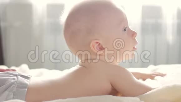 小男孩躺在她的腹部和放松在按摩妈妈给他七个月大的宝宝做背部按摩视频的预览图