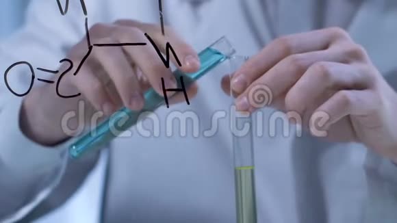 化学剂混合各种试剂以书面配方为指导化学发明视频的预览图