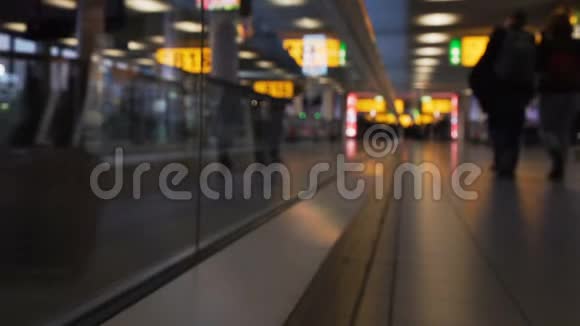 乘坐平板电梯到终点站的乘客赶快去航班度假旅行视频的预览图