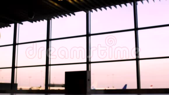 商务人士在机场行走的剪影飞机背景起飞视频的预览图