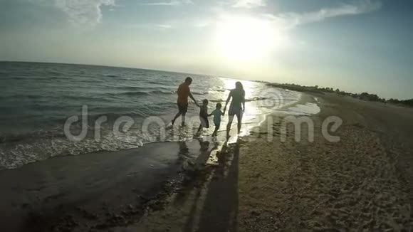日落时分一家人沿着大海散步视频的预览图