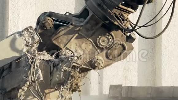 巨大而危险的工业机器人咬建筑废墟破坏特写视频的预览图