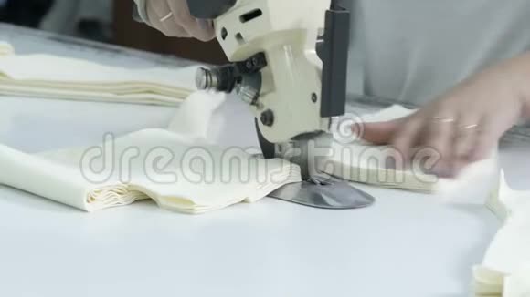 裁剪面料缝纫工作裁剪间裁剪轻米色布裁裁刀视频的预览图