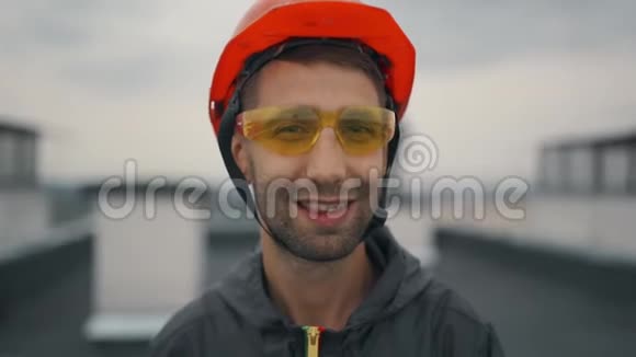 建筑工地上戴着安全帽的幸福自信的建筑工人的画像对着镜头微笑视频的预览图
