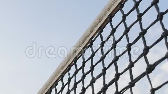 网球在天空背景下打网运动员失分体育赛事视频的预览图
