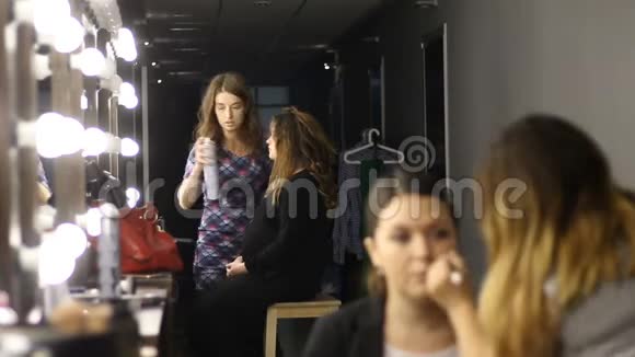 女理发师和化妆师在美容院为顾客化妆时间流逝视频的预览图