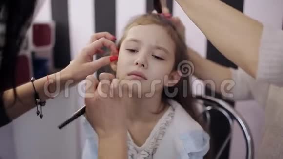 发型师使用电动卷发器慢模高角度制作卷发专业理发师视频的预览图