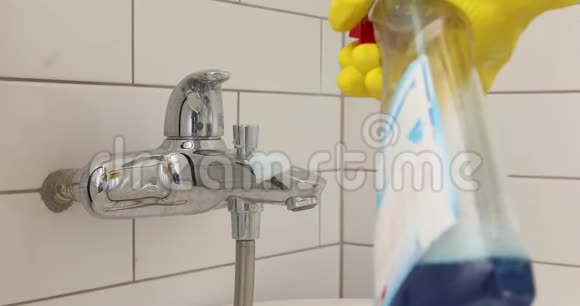 女用手洗浴室里的搅拌机视频的预览图