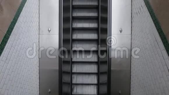 地铁上扶梯的俯视图视频的预览图