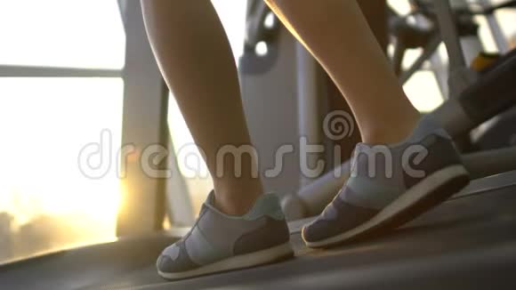 在阳光健身房的跑步机上跑步的女性目标明确的女性视频的预览图