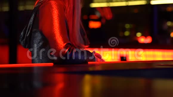 男人用鸡尾酒招待年轻女人在酒吧里过夜约会周末休闲视频的预览图