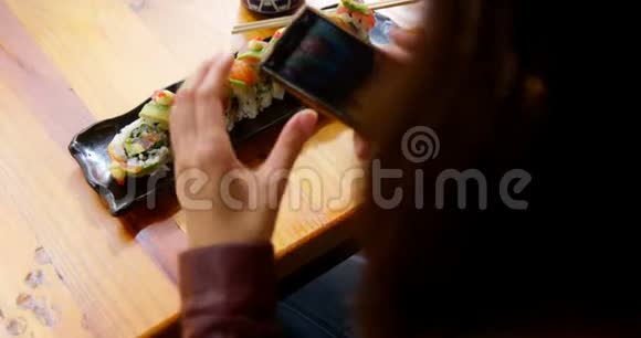 女士用手机4k拍照寿司视频的预览图