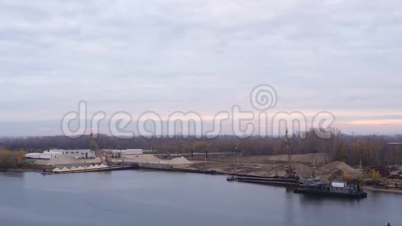 港口里的货物起重机可以卸下河沙视频的预览图