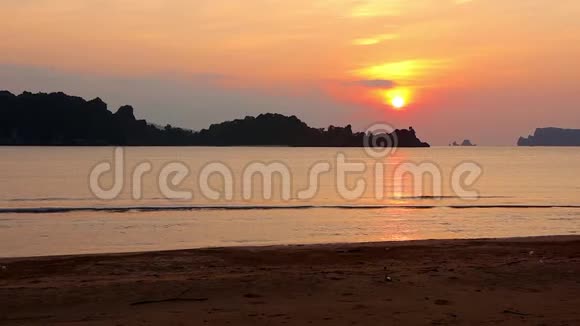 泰国汉丰西日海滩日出录像视频的预览图