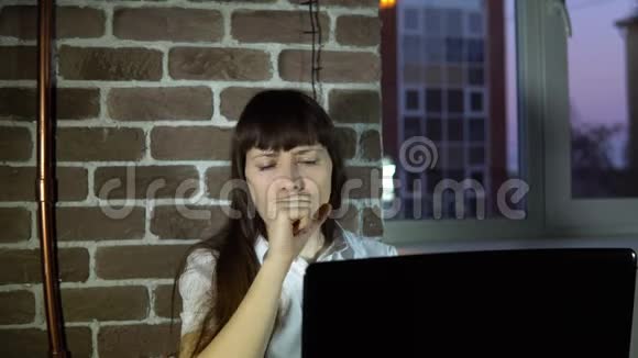 年轻的商务女性喉咙痛视频的预览图