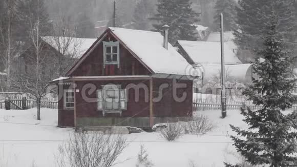 冬天的乡村别墅在乡下下雪视频的预览图
