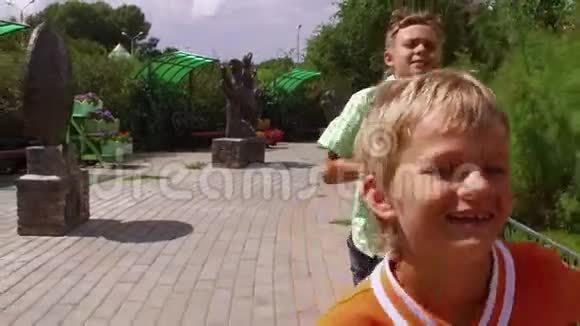 两个男孩在公园里跑步视频的预览图