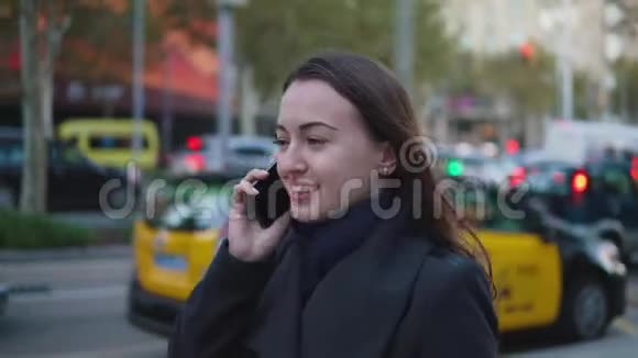 时尚女商人在城市广场打电话视频的预览图