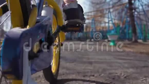 旧公园里的儿童脚踏蓝色自行车视频的预览图
