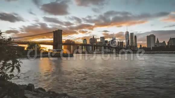 纽约曼哈顿时间推移电影片段与金融区天际线日夜交替视频的预览图