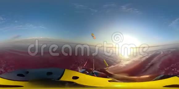 黎明在粉红色的湖面上360度一个男人在唤醒板上玩风筝视频的预览图