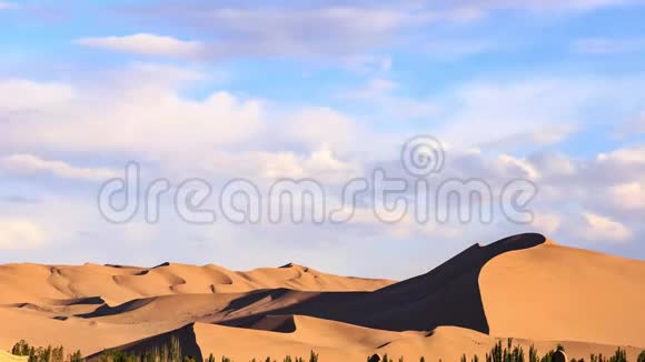敦煌戈壁沙丘上的日落视频的预览图