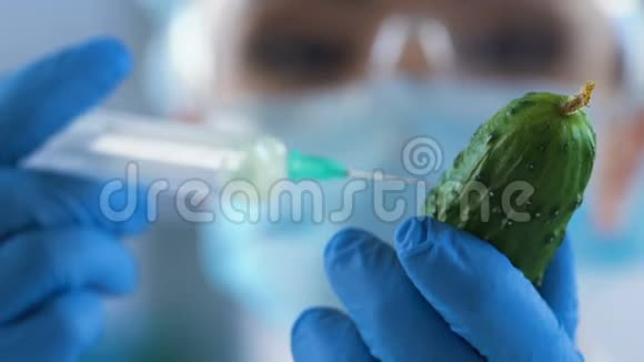 女性科学家用试剂注射黄瓜看基因改造视频的预览图
