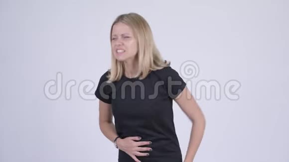 年轻有压力的金发女人胃疼视频的预览图