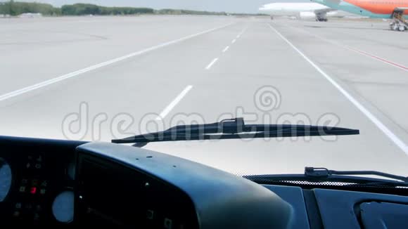 乘坐国际机场飞机跑道的客车内部4k录像视频的预览图
