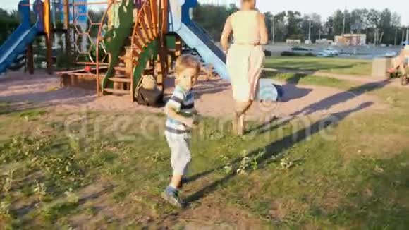 在公园操场上追妈妈的幼儿男孩4k视频视频的预览图