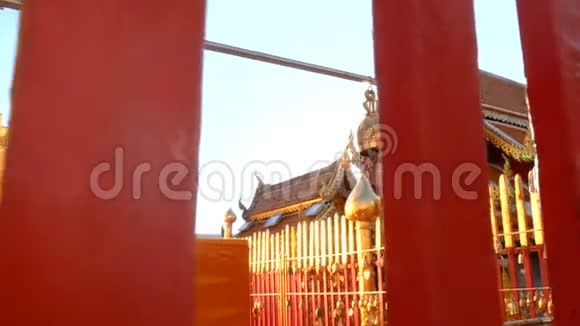 4K金佛钟祈祷愿望在阳光下的WatPhra多伊苏贴寺清迈泰国视频的预览图