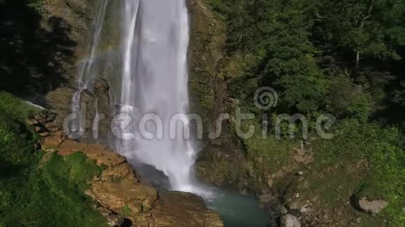 佐治亚州夏季大型飞溅瀑布的慢动作空中拍摄视频的预览图