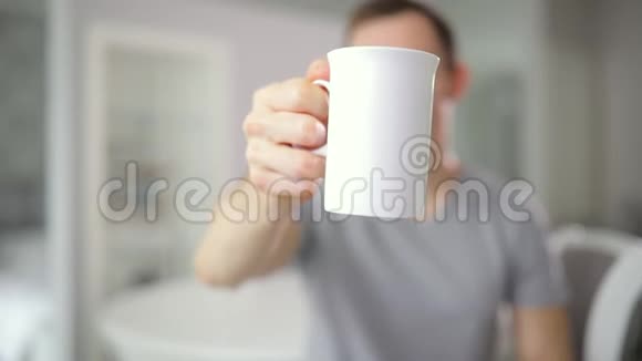 一个年轻人独自在家厨房喝茶视频的预览图