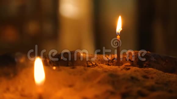 燃烧的蜡烛基督教的象征对祝福和治疗的信仰视频的预览图