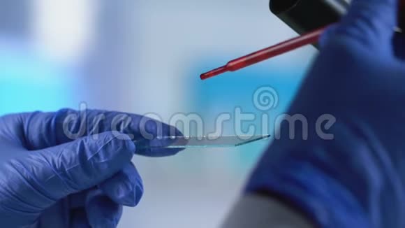 实验室助理滴血滑动遗传学研究实验室视频的预览图