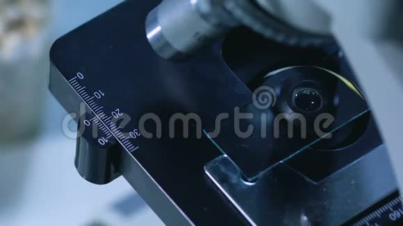科学家将显微镜镜头对准晶粒研究遗传结构的选择视频的预览图