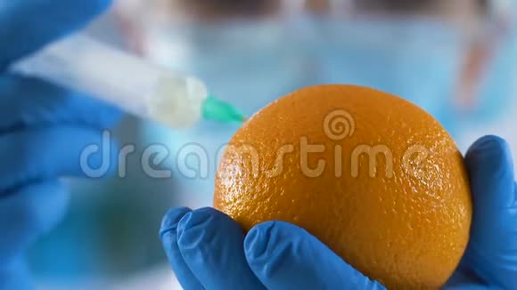 科学家给橙色注射和脂肪团战斗美容注射视频的预览图