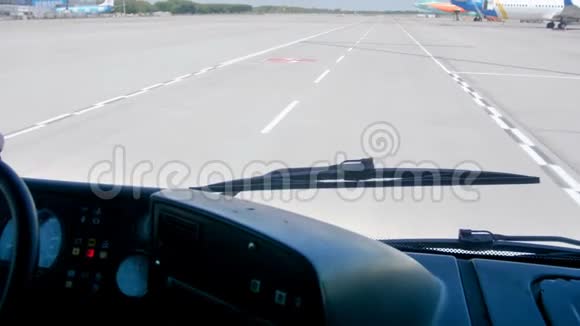机场跑道上乘客乘飞机的巴士4k镜头视频的预览图