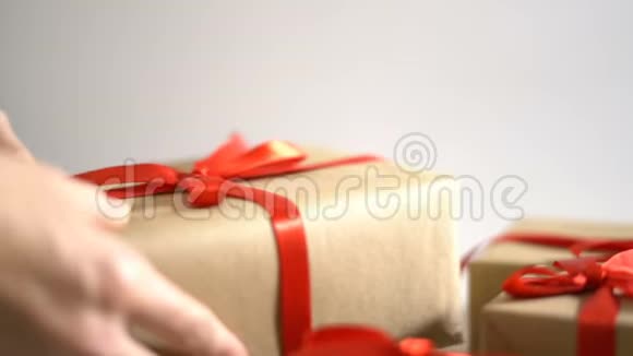 将圣诞礼品盒放在白色背景上视频的预览图