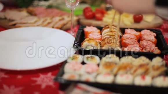 现代女人把寿司放在盘子里视频的预览图
