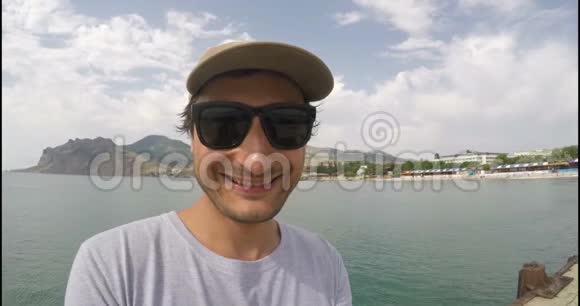 带眼镜和帽子的快乐游客视频的预览图