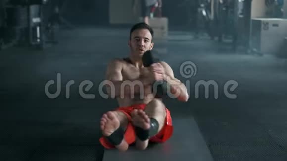 肌肉男在健身房训练用哑铃做吸收锻炼视频的预览图