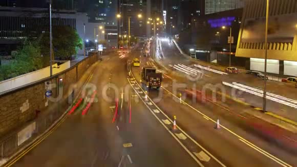 香港的街道交通在夜间暂停视频的预览图