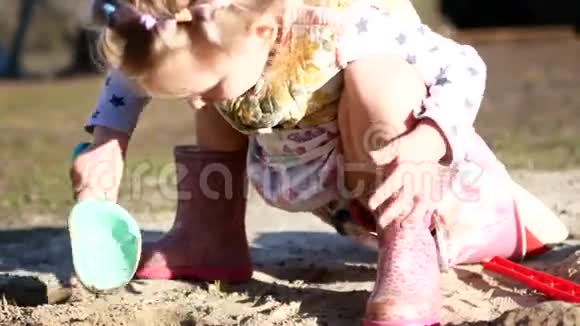 一个小女孩正在挖沙箱乌克兰的村庄视频的预览图
