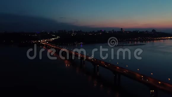 空中镜头傍晚在基辅桥上空盘旋视频的预览图