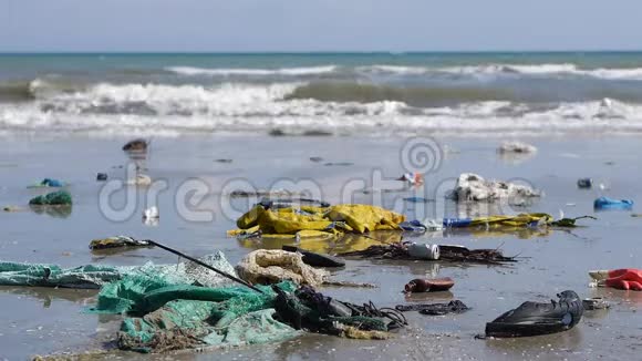 海流中的污染把垃圾拖到海滩上关门视频的预览图