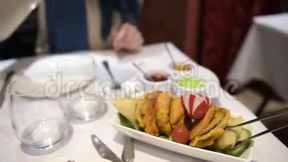 在餐馆里吃印度美食的女人视频的预览图